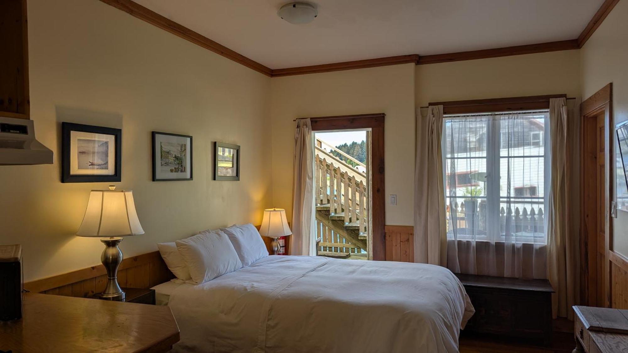 Seine Boat Inn Alert Bay 외부 사진