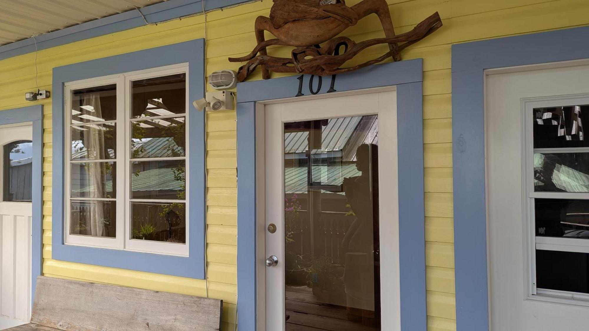 Seine Boat Inn Alert Bay 객실 사진