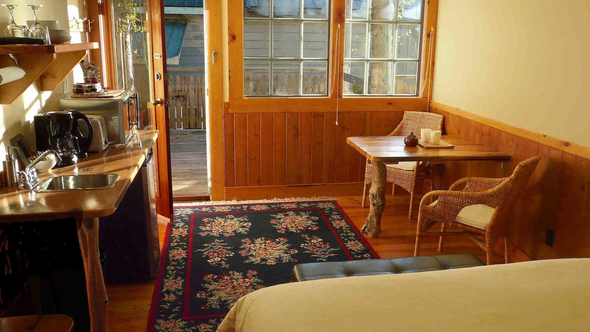 Seine Boat Inn Alert Bay 외부 사진